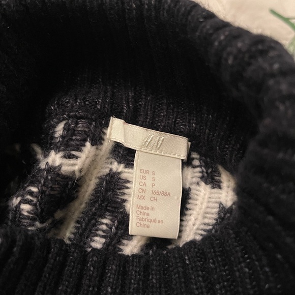 FINAL SALE H&M Dreams of Dreams Sweater - Picture 5 of 5